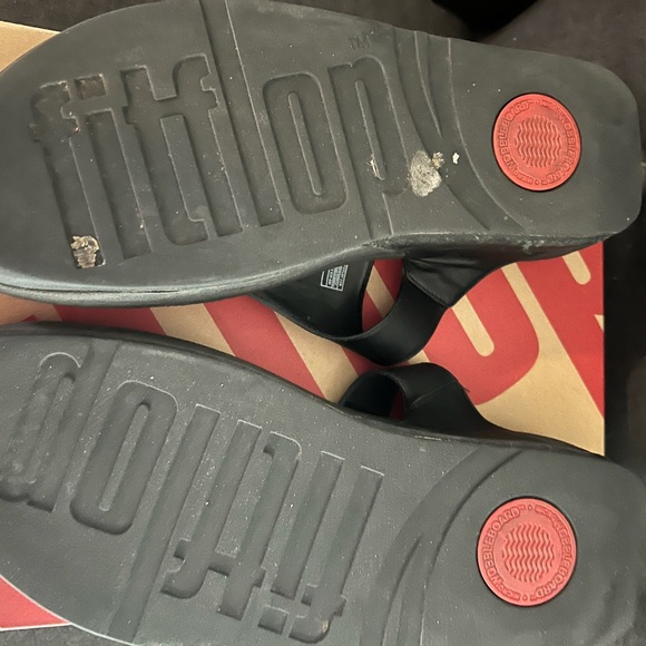 Women’s sz 10, black leather FitFlop sandals - Picture 2 of 3